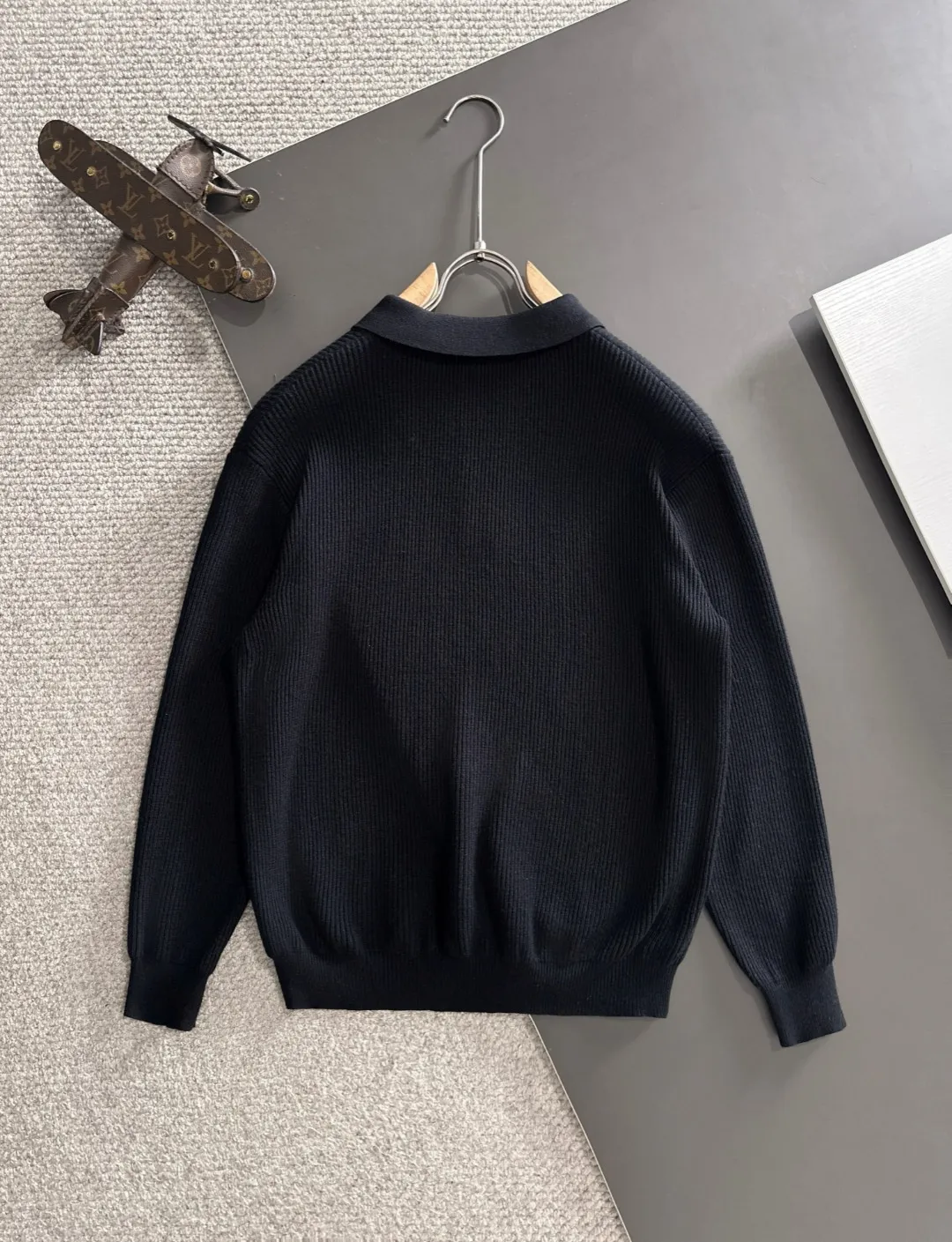 Next day shipping P360 Big Goose 2025 official website latest round neck sweater for autumn and winter, popular models are on sale at the same time at the counter! Specially made of wool blended fabric. It feels comfortable and can be directly in contact with the skin. The logo badge is exquisitely embroidered, which is extremely eye-catching! The details highlight the fashionable charm of big brands. Exquisite workmanship. Three-dimensional cutting style. The wearing effect is invincible and handsome! All three standards are complete! Size: M-3XL